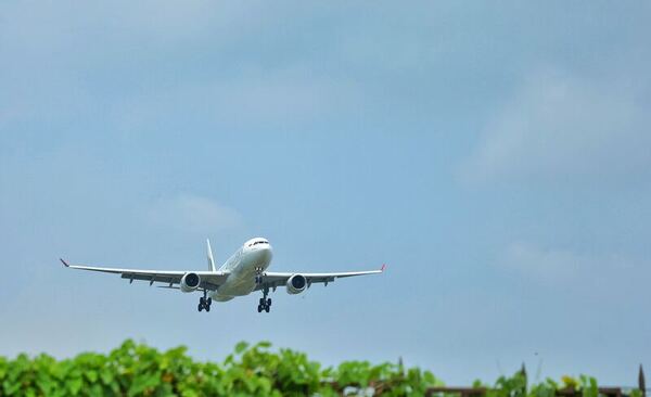 Flight paths over greenspace in major United States airports