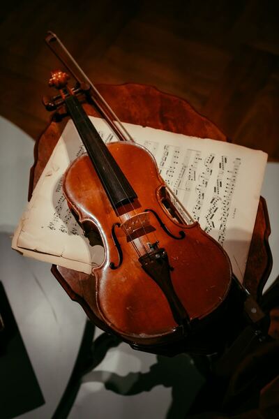 Artificial intelligence assisted violin performance learning 