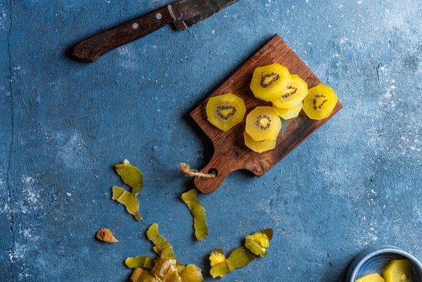 Which fruit peel helps retain the most soil moisture?