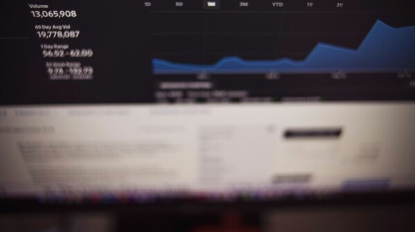 Comparing and evaluating ChatGPT’s performance giving financial advice with Reddit questions and answers