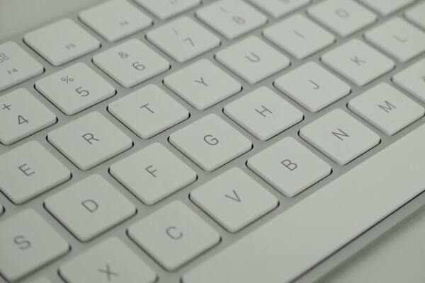 Does language familiarity affect typing speed?