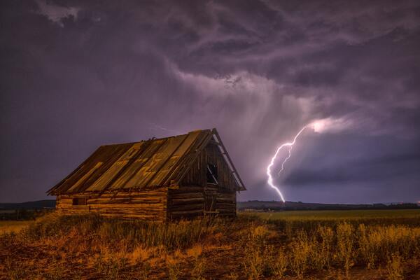 Cover photo for Assigning Lightning Seasons to Different Regions in the United States